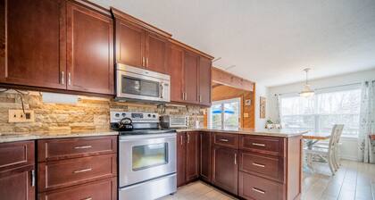 Family-friendly lakefront retreat. 8 Kayaks, porch swings, grill, private dock.