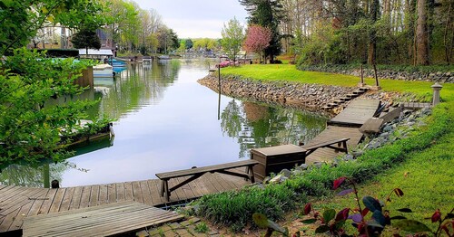 Lakefront retreat. Kayaks, porch swings, grill, dock. Please read description. 