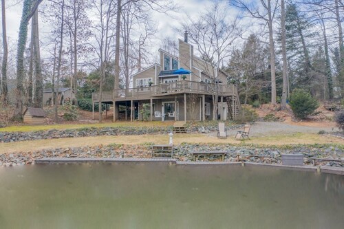 Family-friendly lakefront retreat. 8 Kayaks, porch swings, grill, private dock.