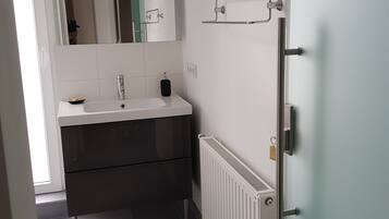 Douche, sĂšche-cheveux, serviettes fournies, savon