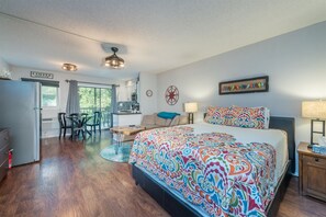 Tabla de planchar con plancha, internet y ropa de cama 