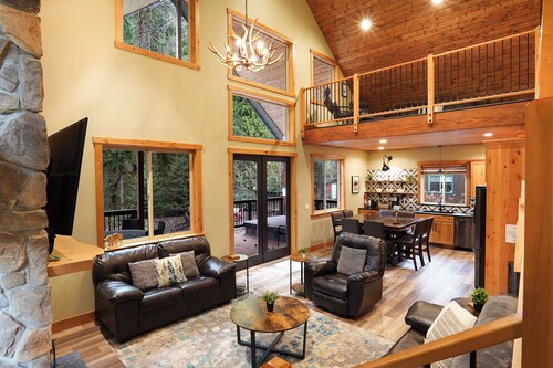 Custom Mt Baker Chalet w/hot tub and fireplace