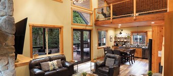 Custom Mt Baker Chalet w/hot tub and fireplace
