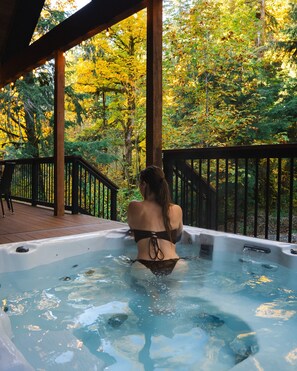 Outdoor spa tub