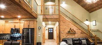 Custom Mt Baker Chalet w/hot tub and fireplace