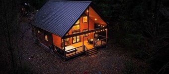 Mountain Retreat: Fireplace and private hot tub!