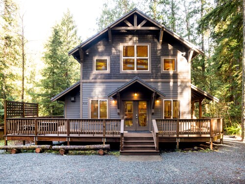 Luxury Chalet near Mt. Baker- WiFi and Private Hot Tub - Sleeps 10