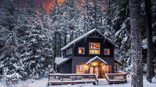 Luxury Chalet near Mt. Baker- WiFi and Private Hot Tub - Sleeps 10