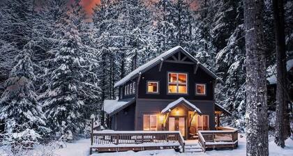 Avventura Chalet | 5BR + Hot Tub + Rec Room Near Mt. Baker | Sleeps 10