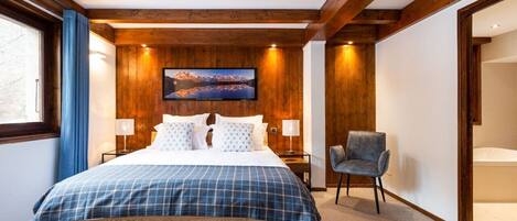 5 bedrooms, desk, iron/ironing board, travel cot