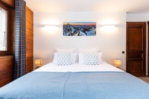 5 bedrooms, desk, iron/ironing board, travel cot