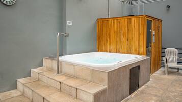 Una piscina techada, sillones reclinables de piscina