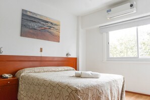 Standard Double Room | In-room safe, desk, laptop workspace, blackout drapes - Hotel Traful (Mar del Plata)