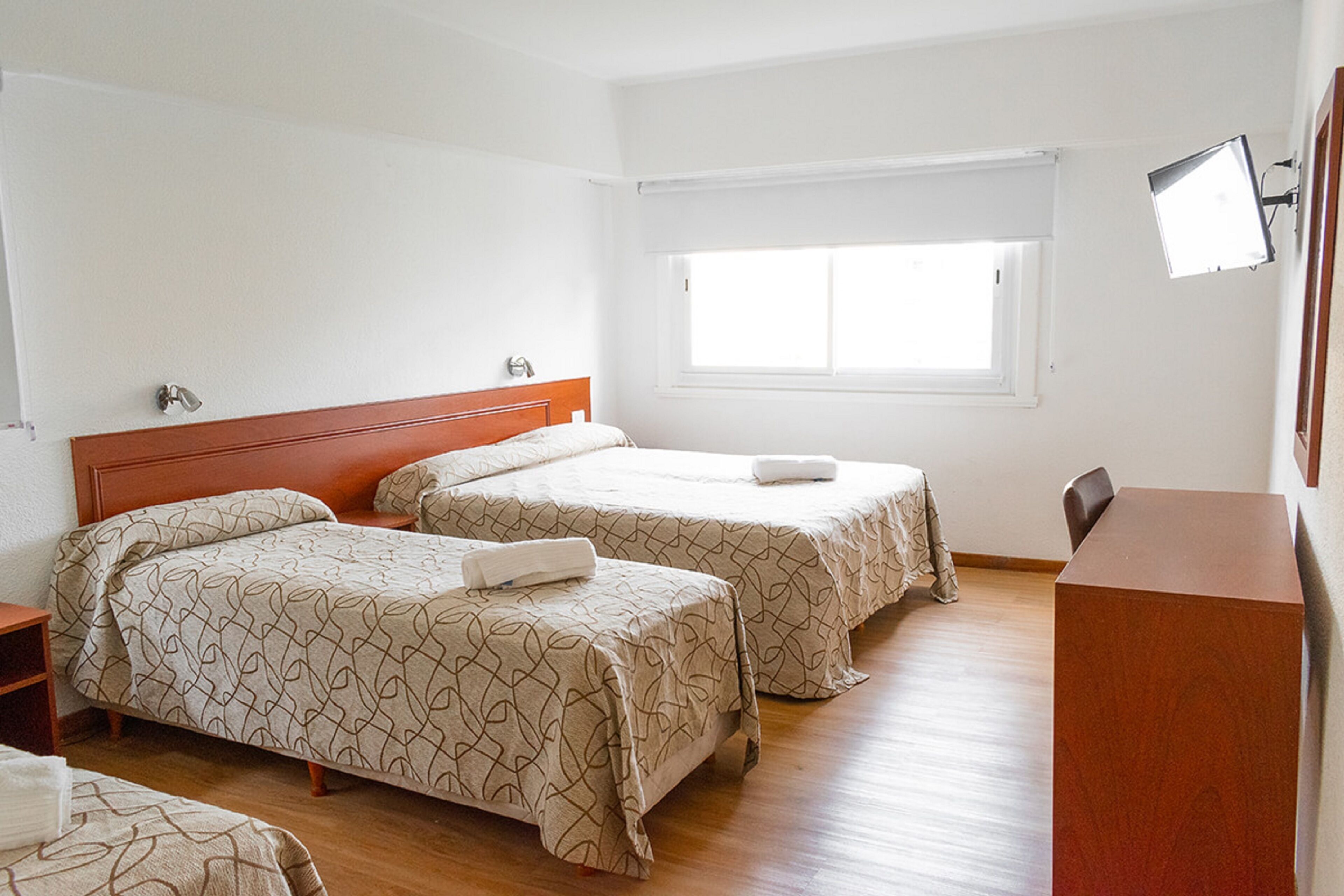 标准四人房 | 客房内保险箱、办公桌、笔记本电脑工作区、遮光窗帘