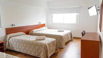 Quarto quádruplo standard | Cofres nos quartos, escrivaninha, espaço de trabalho para notebook