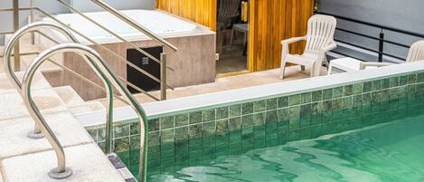 Piscina coperta, con ingresso dalle 11:00 alle 20:00, lettini