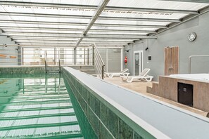 Innendørsbasseng og solsenger