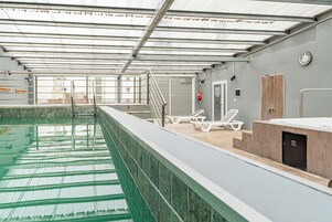 室内游泳池，11:00 至 20:00 开放，日光浴躺椅