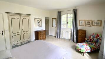 4 bedrooms, iron/ironing board, free WiFi, bed sheets