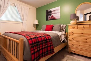 1 bedroom, desk, iron/ironing board, free WiFi - Apex Mountain ~ Beaconsfield Getaway (Apex Mountain Resort)