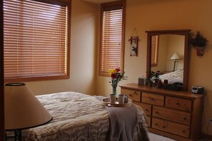 2 bedrooms, desk, iron/ironing board, WiFi