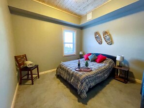 2 slaapkamers, een bureau, een strijkplank/strijkijzer, wifi