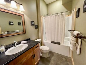 Sèche-cheveux, serviettes fournies