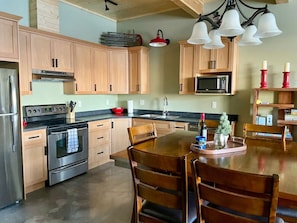 冷蔵庫、電子レンジ、オーブン、コンロ