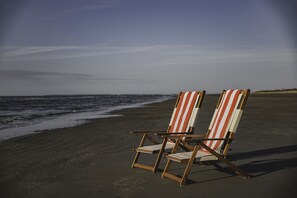 Ubicación cercana a la playa, tumbonas y toallas de playa