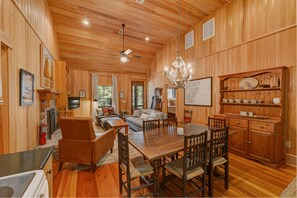 Una Smart TV, un reproductor de DVD, libros