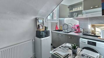 Réfrigérateur, plaque de cuisson, cafetiÚre/bouilloire