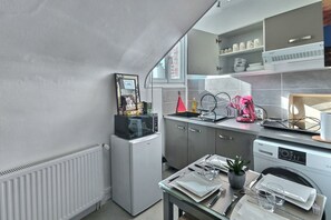 Fridge, stovetop, coffee/tea maker, cookware/dishes/utensils