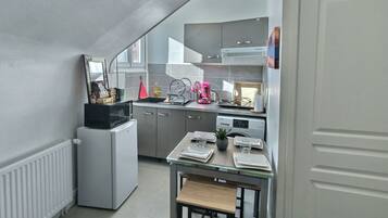 Réfrigérateur, plaque de cuisson, cafetiÚre/bouilloire