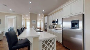 Jääkaappi, mikroaaltouuni, uuni, liesi