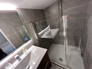 Dusche, Haartrockner, Handtücher