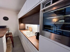 Køleskab, ovn, opvaskemaskine, kaffe-/temaskine