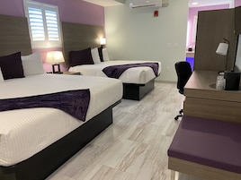 Ropa de cama de alta calidad, colchones con pillow-top y escritorio