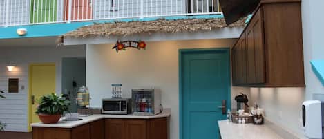 Una cocina equipada con microondas, tostadora y lavabo.