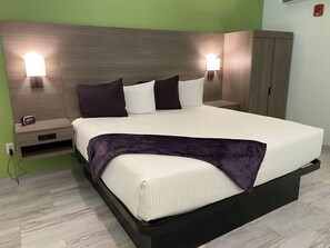 Kamar, 1 Tempat Tidur King | Seprai premium, bantalan ekstra lembut, dan meja kerja