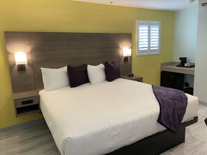 Ropa de cama de alta calidad, colchones con pillow-top y escritorio 