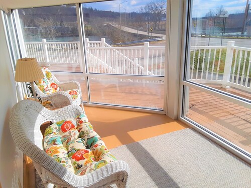 Historic Hardware Inn with River Views: Ely Suite