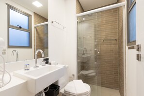 Premium Double Room | Bathroom | Shower, hair dryer, towels, shampoo