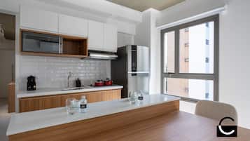 Camera Superior, 1 letto matrimoniale | Cucina privata | Frigorifero, microonde, piano cottura, pentole/stoviglie/utensili