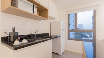 Kamar Double Premium | Dapur pribadi | Lemari es, microwave, kompor, dan peralatan masak/sendok-piring