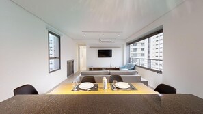 Habitación doble Premium | Sala de estar | Televisión 