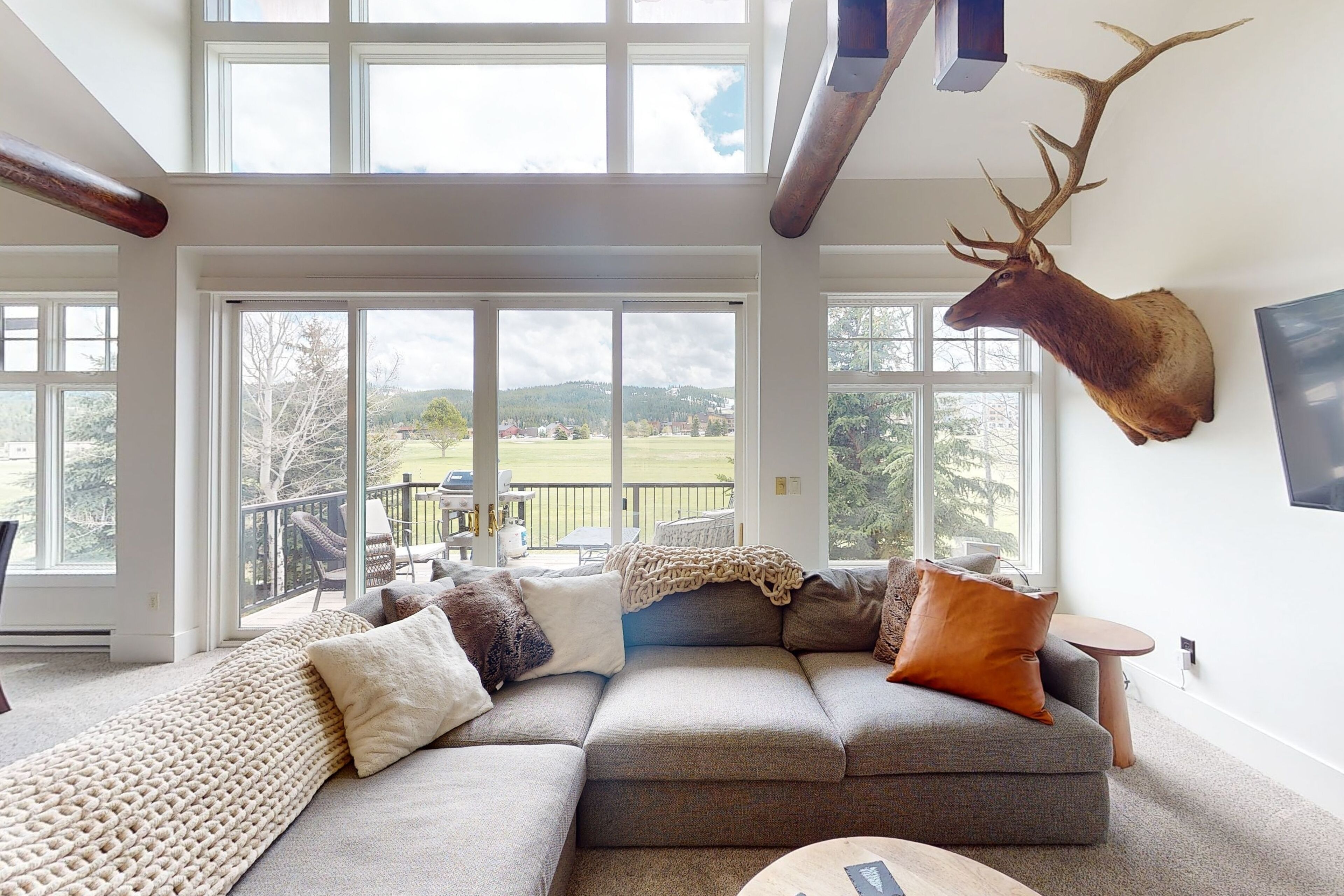 Perfectly Rustic Lodge W/ Private Hot Tub, Great Location, Ping-Pong