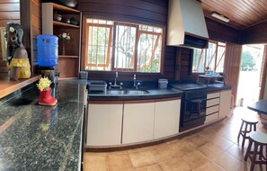 Frigorífic, microones, forn i placa de cuina