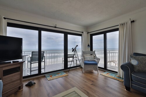 DIRECT Oceanfront / Penthouse/ Panoramic views of the Ocean/ Non Drive