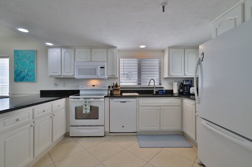 Penthouse/ NON drive zone on beach/ Panoramic views of the Ocean