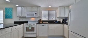 Penthouse/ NON drive zone on beach/ Panoramic views of the Ocean